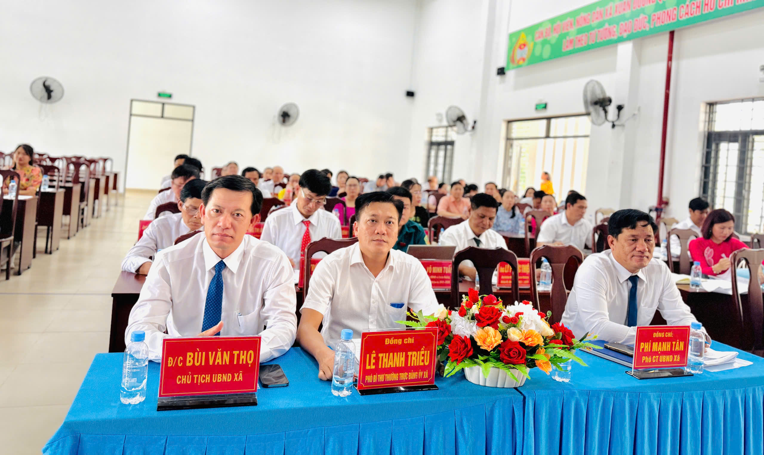 LÃNH ĐẠO DỰ HỌP